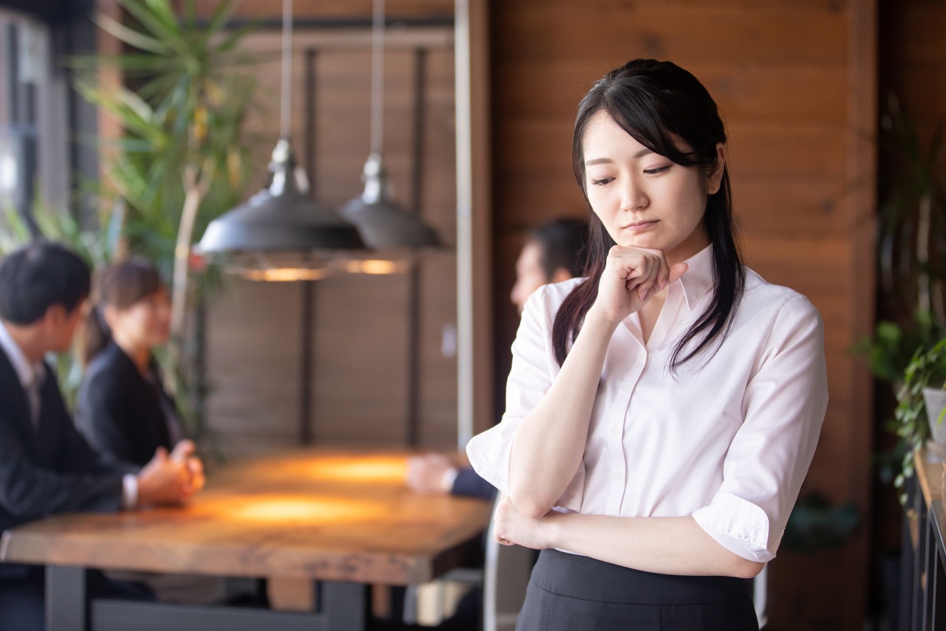 うつ病を抱えて転職に悩む女性の画像