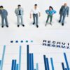 働きながら転職活動を検討している人の画像