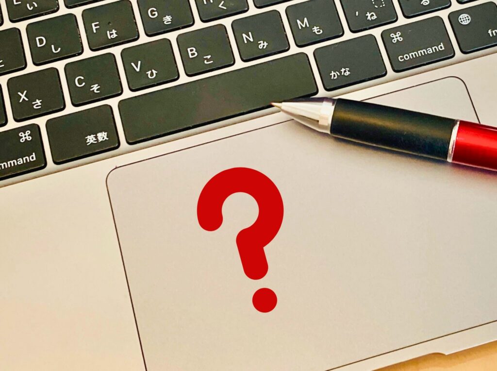 転職に関する疑問を抱えている女性